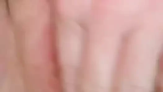 Beyaz inek parmakları kendini