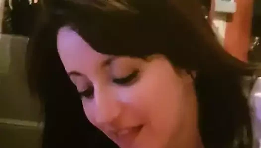 Esmer kız arkadaş kırlangıçlar dev yük