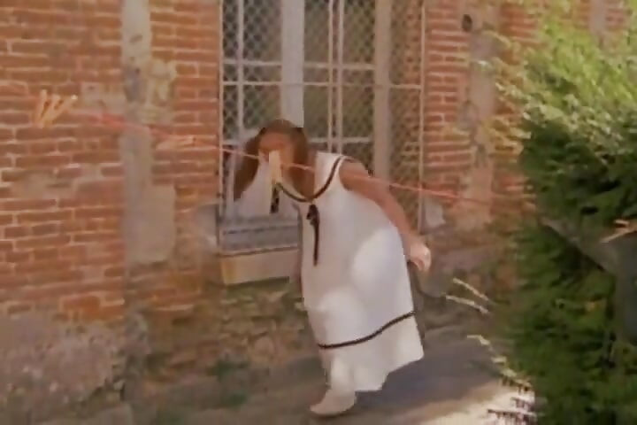 Alice üvey babasından şaplak yiyor