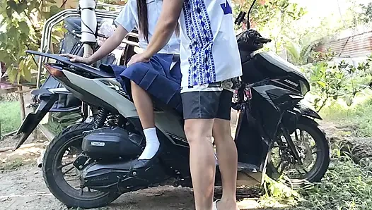 19 yaşındaki kız öğrenci trike sürücüsüne biniyor