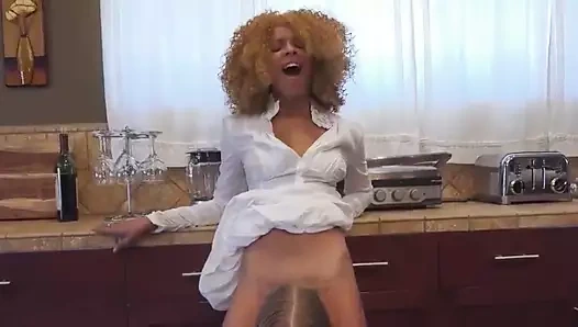 yanımda diz çökmüş