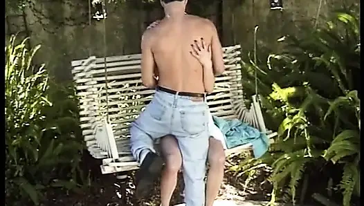 Два мужика трахают брюнетку-шлюшку в тугих дырках