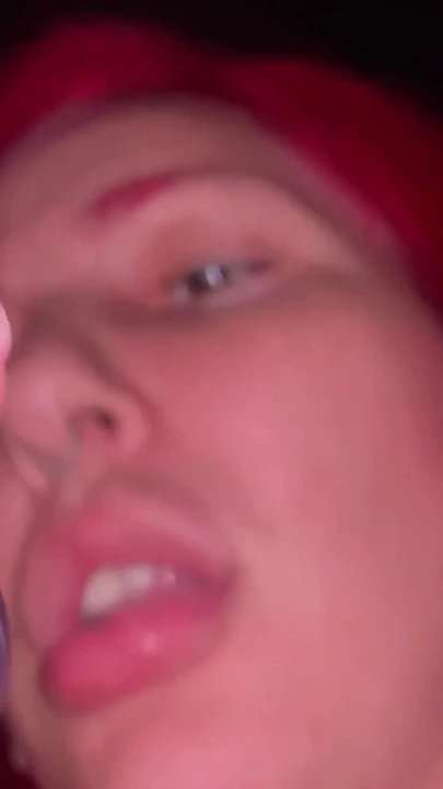 Balkonun karanlığında, sıcak üvey annemle birlikte, fahişe kürkü komşuya vermek istiyor.