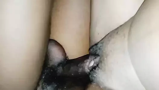 Kız arkadaş ıslak amcığının içinde büyük zenci yarağıyla inleyerek çığlık atıyor...