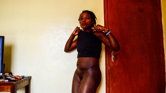 Siyah amatör çift – pürüzsüz dans ve tatlı derin köpek stili