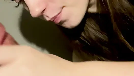 Sürtük genç kızdan ıslak ıslak sakso!!