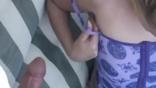 Olgun sarışın orta yaşlı seksi kadın verandada kalın yarak emiyor