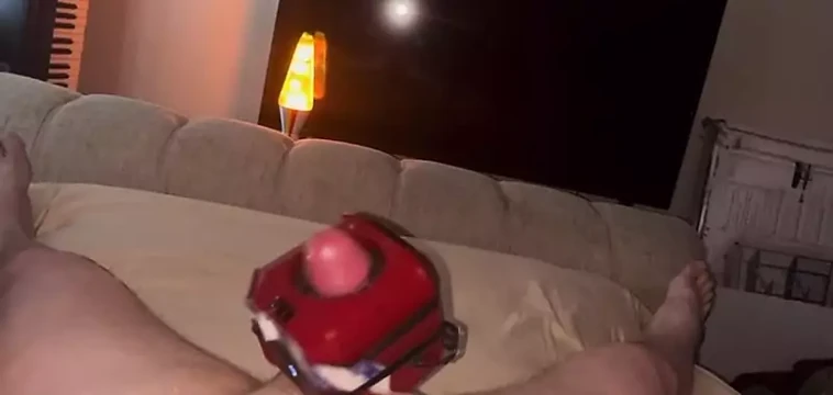 Dönen sapık sapık oyuncak yarak boşaltıyor. vay be beyaz yarağını kıskanıyor