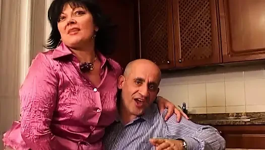 Azgın orta yaşlı seksi kadın mutfakta parmaklanıyor ve sikiliyor