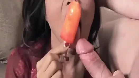 Olgun esmer orta yaşlı seksi kadın sert anal seks yapıyor ve döl damlıyor