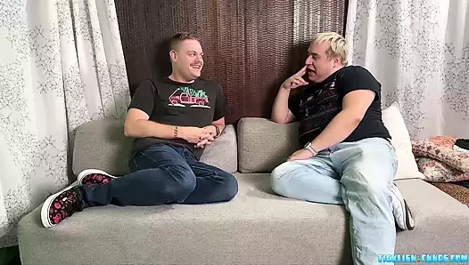 Baskın ayı Matt itaatkar arkadaşı Ryder'ı gıdıklıyor