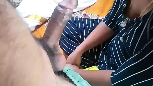 Hintli üniversiteli kız Rekha'ya arkadaşı tarafından yarağını emmesi öğretiliyor.