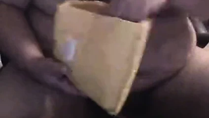 Genç ayı bate ve oyuncak