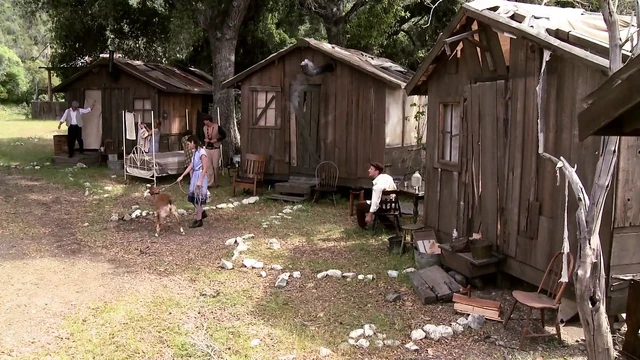 Похотливые шлюшки сосут и трахаются с двумя мужиками на улице