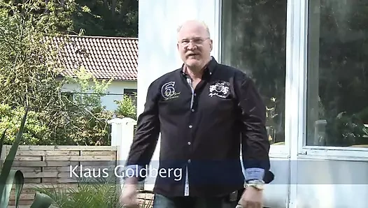 Şaşırtıcı görünümlü civcivler arka bahçede becerdin