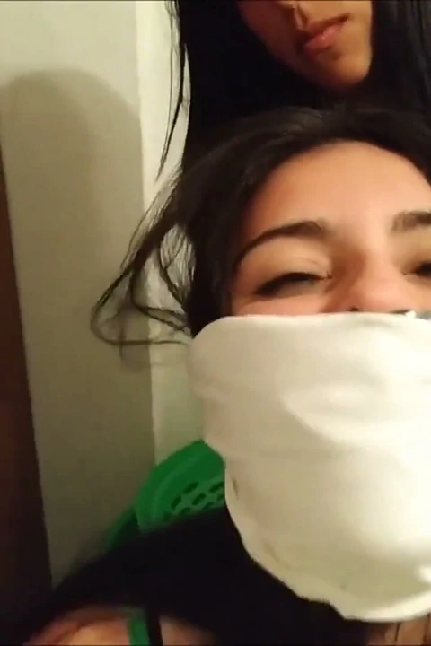 Küçük üvey kız kardeş tarafından tamamen çorap, bant ve otn tıkalı!