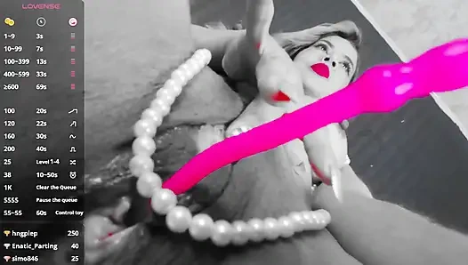 Lezzetli MILF büyük bir penis ve inci kolyesiyle sevişiyor!