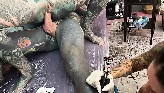 Dövmeli kız memelerini siktiriyor sonra yarağa biniyor ve anal seks yapıyor