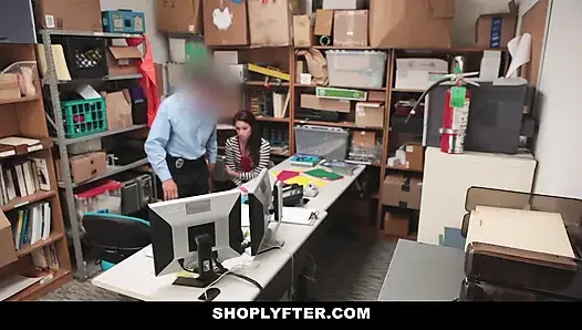 Minik genç naiomi mae hırsızlık yaparken yakalandı ve striptiz için aranıyor