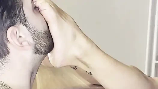 Valeria'nın ayaklarına bağımlı - yoğun ayak koklama