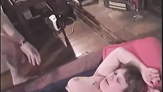 Olgun esmer orta yaşlı seksi kadın derinden sikiliyor ve döl damlıyor