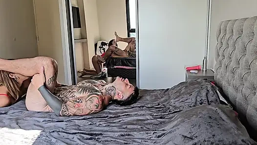 PERDE ARKASI! Amatör çift sabah seks yapıyor. Çift Penetrasyon