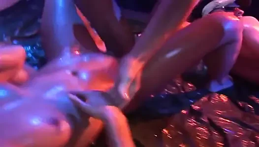 Olgun hatunlar ıslak anal grup sekste çifte dolduruluyor