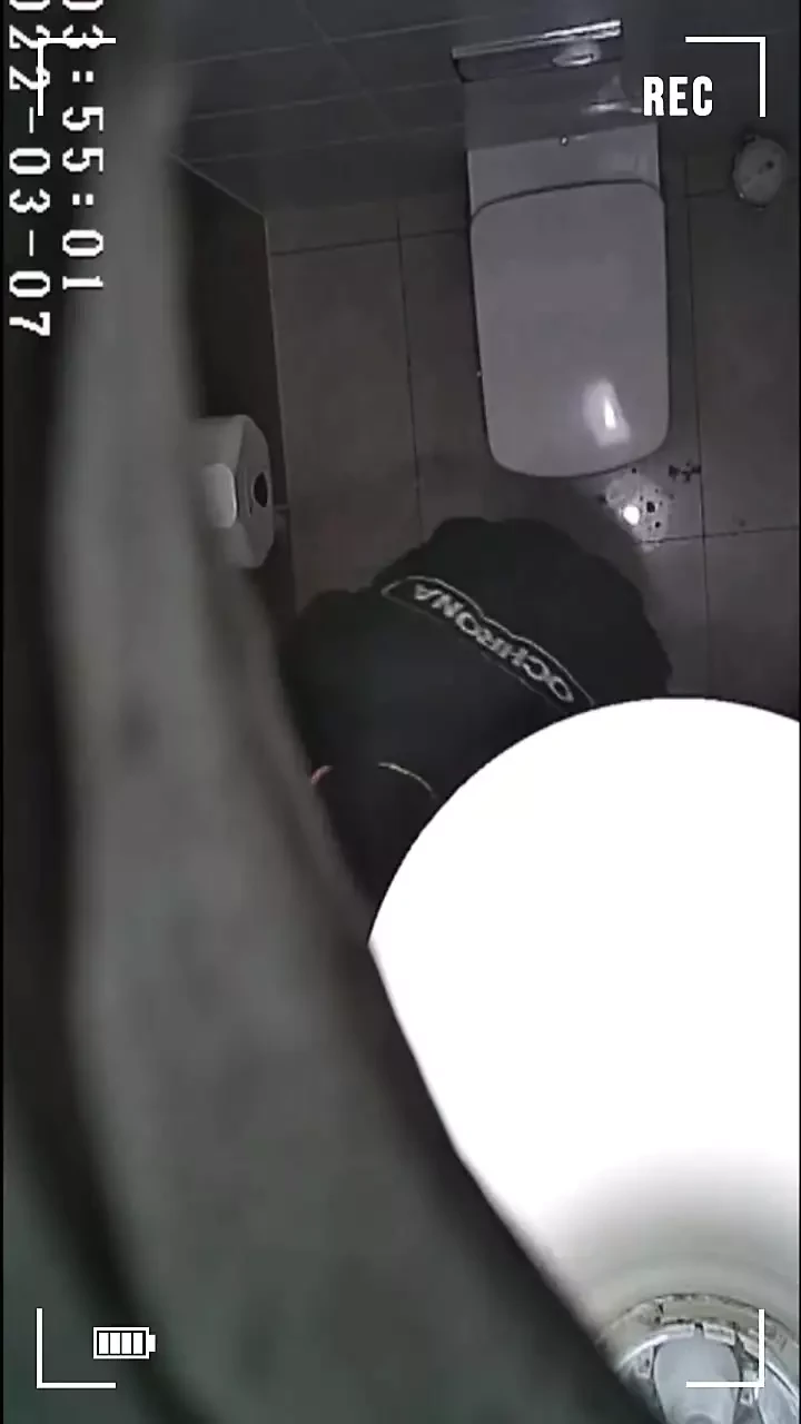Güvenlik büyük yarak işemeli ve tuvalette boşalıyor