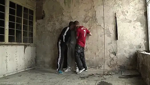 İki prezervatifsiz sikici için genç boşalma