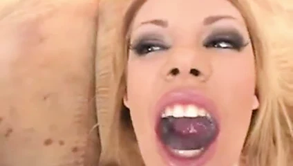 Gia paloma gülümseyerek kırlangıç