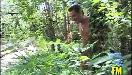 Ülkede açık havada cinsel grup seks partisine katılan kızlar