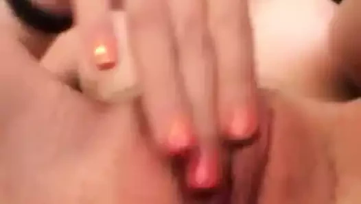 Kızgın tatlı cums üzerinde ona parmak