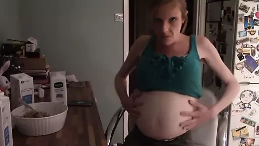 Boney yaşlı kadın büyük bir yemek yiyor