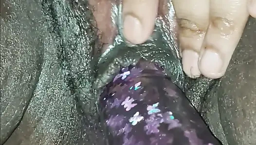 Dildoyla amını okşuyor!