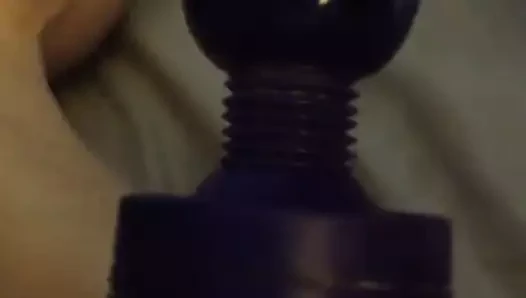 Gelip büyük yapay penisi benim yaptığım gibi dışarı itmemi izle