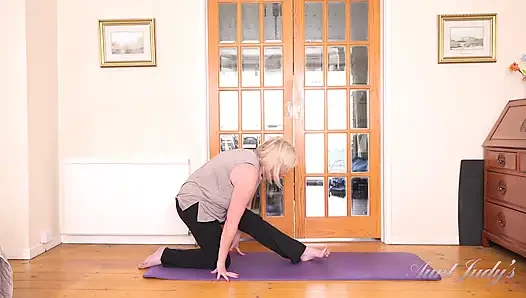 Auntjudys - büyük memeli olgun orta yaşlı seksi kadın Amy - yaramaz yoga egzersizi