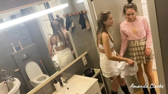 Lezbiyen Ateşli Seks Mastürbasyonu Ama Gören Birini Bilmiyorlar