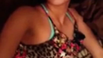 Sevimli kız vücudunu gösteriyor