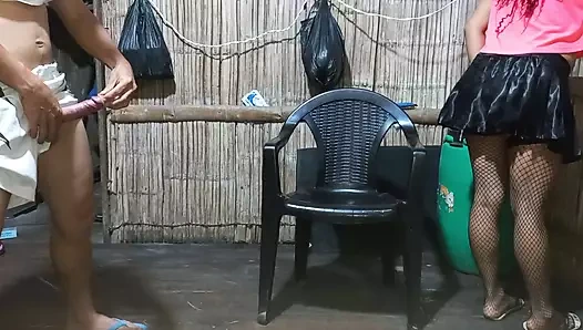 Üvey anne sırt üzerinde duruyor ve kahverengi kalçalarına lezzetli bir okşama yapıyorum