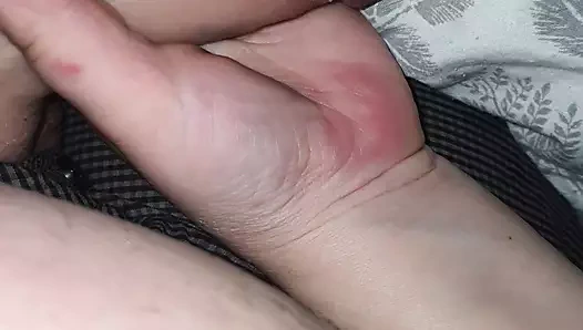 Üvey anne üvey oğlunun yarağını eline aldı ve sorunu çözdü