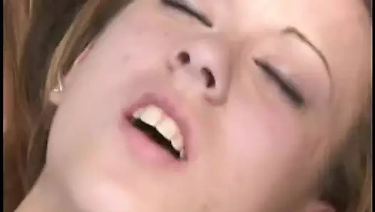 Ateşli azgın sarışın hatun sakso çekiyor ve sıkı amını açık havada genişletiyor