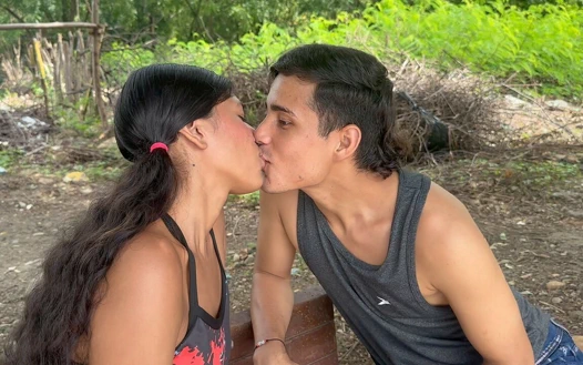 İlk kez romantik bir randevum var ve lezzetli bir sikişle bitiyor