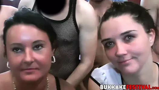 Yakışıklı babes ile büyük memeler emme musluklar at bukkake parti
