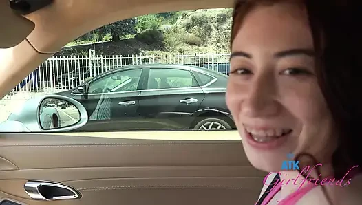 Ava Davis sikilmeden önce yarağı gırtlağına kadar alıyor ve ıslak dölleniyor