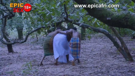 Afrikalı savaşçılar köy tanrıçası çift penetrasyon verir