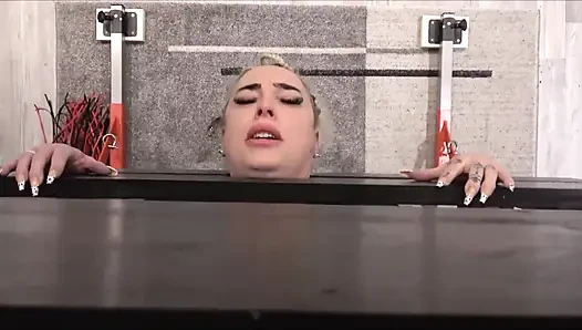 Pillory İçin Seks Kölesi Kullanıldı ve Tohumlandı