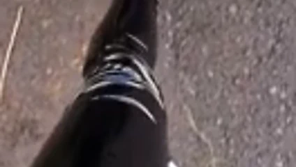 Benim itaatkar pvc tozluk içinde sürtük yürüyüş için gidiyor