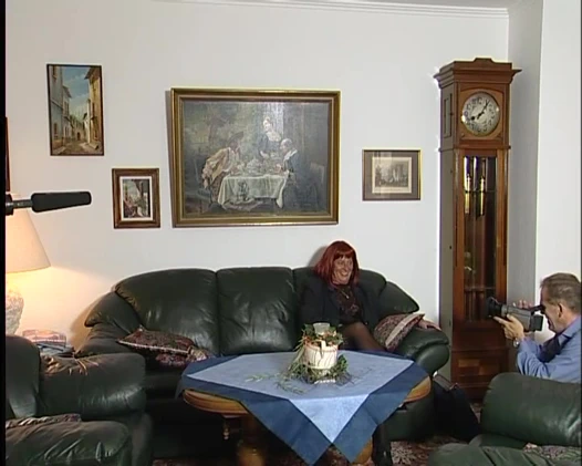 Büyükanne uyluklarını açar ve tombul amını gösterir