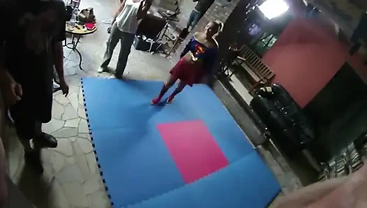 Supergirl luchando en sala de estar