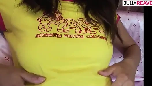 Ateşli hatun büyük bir yarağa binerken zevkle inliyor ve sonra boşalmak için emiyor